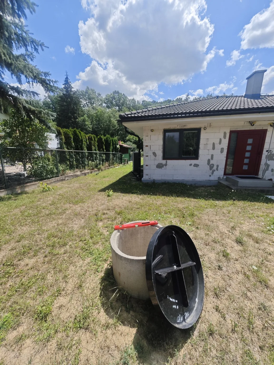 Nová žumpa pri rodinnom dome pred skúškou tesnosti a kolaudáciou